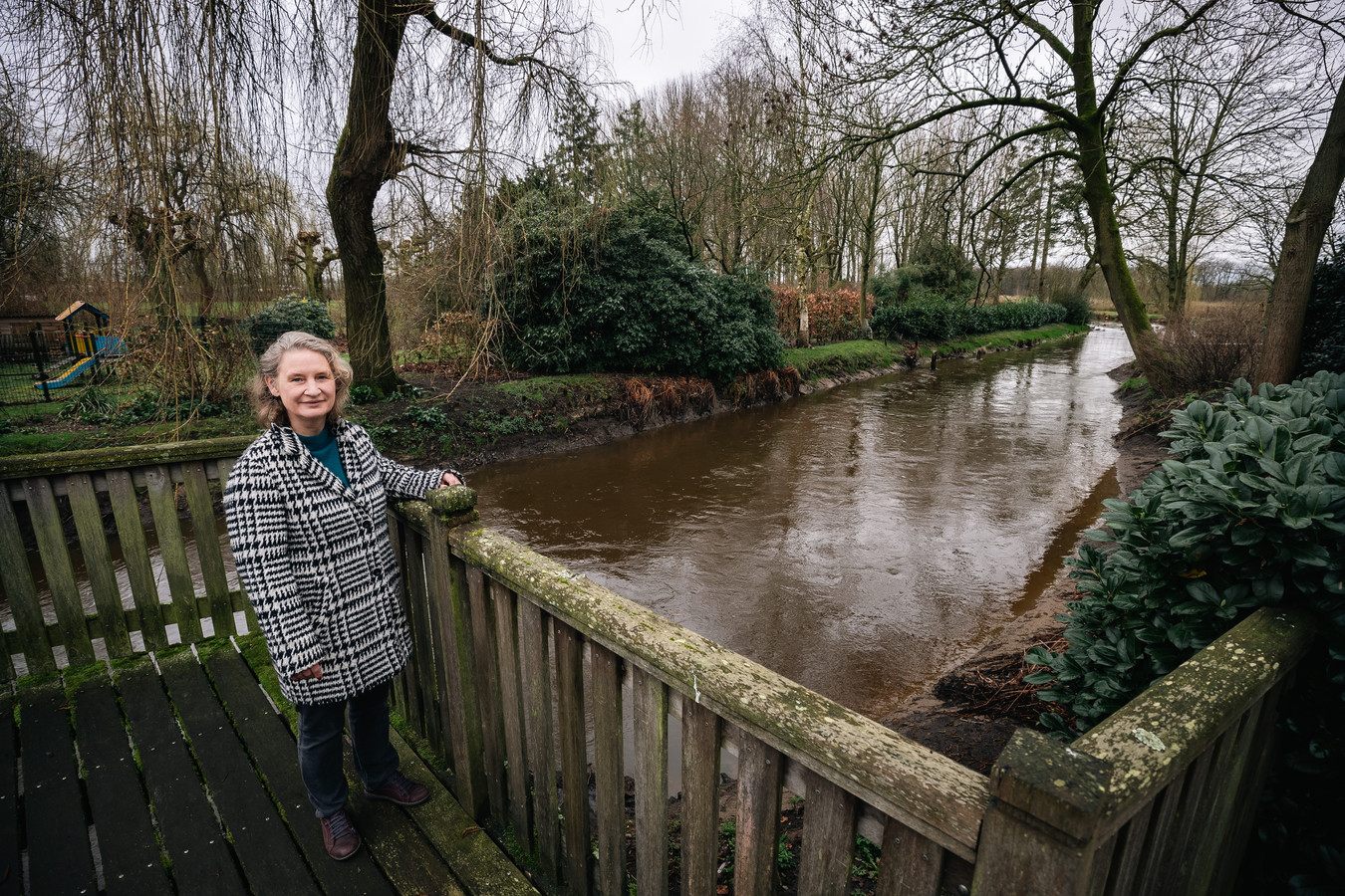 Raadslid Stefanie van den Berg bij de Dommel in haar woonplaats Dommelen