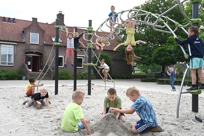 Kinderen van De Akkerwinde in Vianen genieten van hun pauze op school.