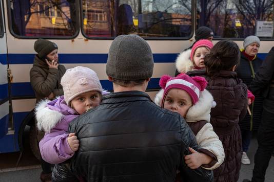 Oekraïense vluchtelingen verlaten Brovary, een stad dichtbij Kiev. 