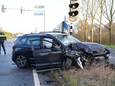De twee wagens kwamen frontaal met elkaar in botsing.
