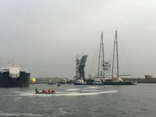 Politieboten bij de Rainbow Warrior III (r) met op de voorgrond de Russische olietanker.
