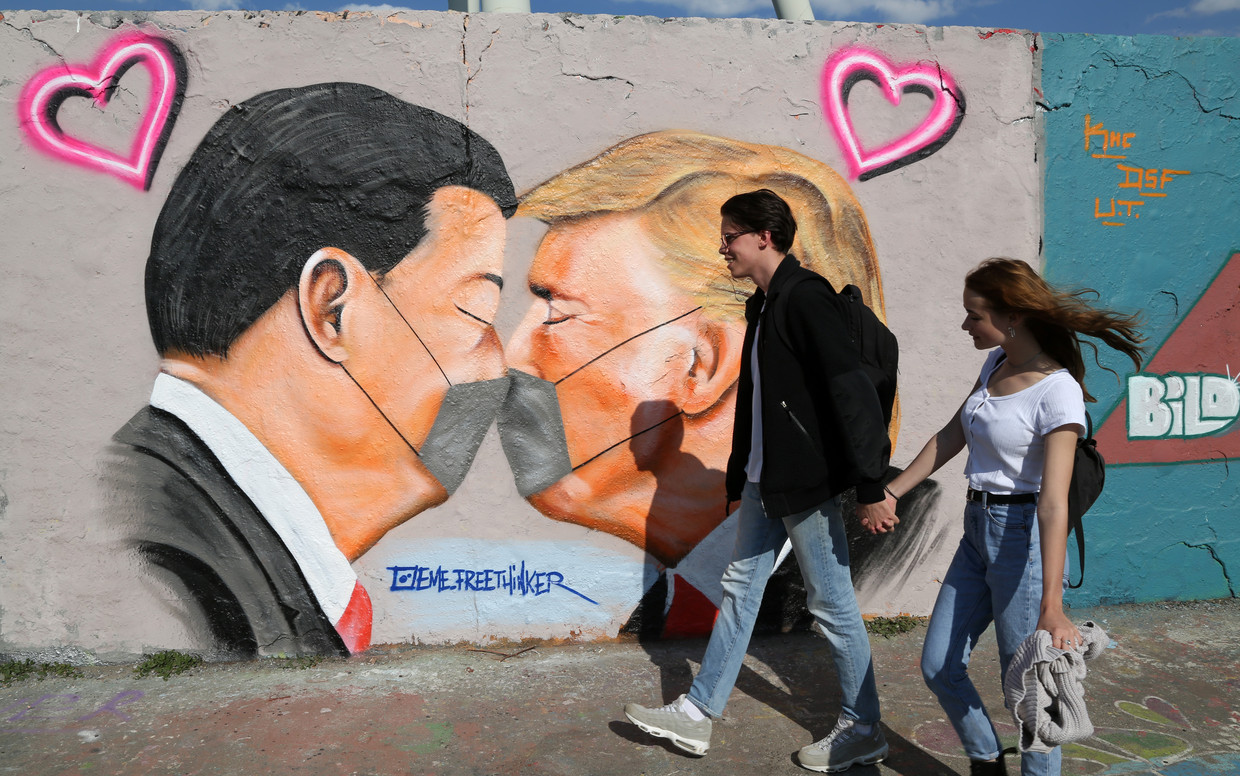 Een muurschildering in Berlijn toont de Chinese leider Xi Jinping en Donald Trump.  Beeld Getty Images