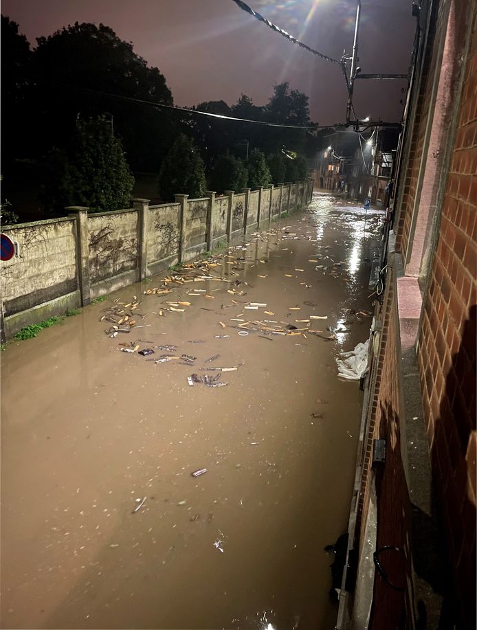 La rue du Biez, inondée, à Angleur.