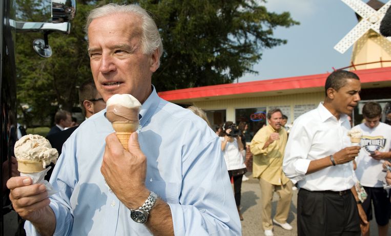 ‘Joe Biden houdt van lekker eten. Hij staat gulzig in het leven: je ziet dat hij gelukkig is en van elk moment geniet.’ (Foto: met Barack Obama.) Beeld AFP