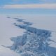 Gigantische ijsberg dobbert honkvast rond, bijna alsof-ie treuzelt