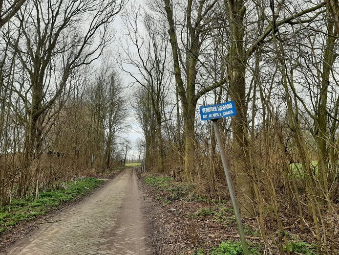 De toegang tot de sportvelden van Kortgene met aan de linkerkant de tennisbanen en rechts de voormalige voetbalvelden