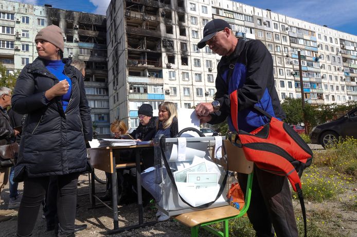 Inwoners van de stad Marioepol, in de oostelijke regio Donetsk, brengen hun stem uit (24/09/2022).