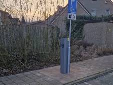 Wat doet deze laadpaal midden op de stoep? ‘In een rolstoel kom je er niet langs’