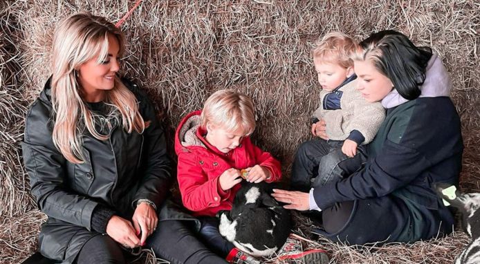 Roxeanne Hazes en Monique Westenberg op de kinderboerderij