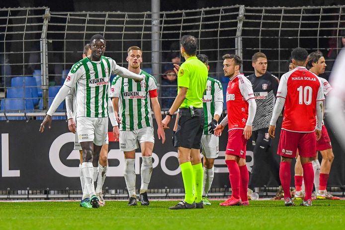 FC Dordrecht-verdediger Seydine N'Diaye wijst scheidsrechter Martens op de oerwoudgeluiden vanuit het MVV-vak.