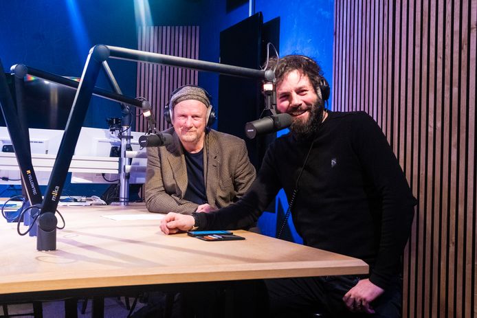 Nedersaksen Hendrik Jan Bökkers (rechts) en Albert Bartelds gaan na het succes van hun goed beluisterde
podcast het theater in.