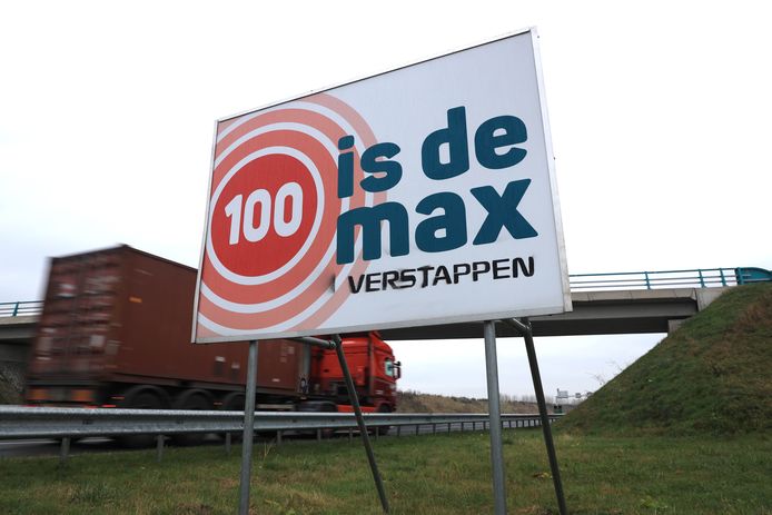 Een van de 'Max Verstappen-borden' langs de Tractaatweg, die menig mondhoek liet krullen. Binnenkort worden de borden verwijderd.