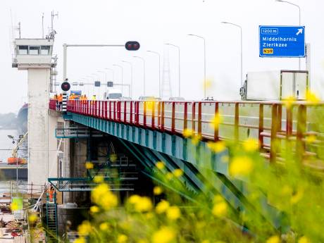 Brabants Mobiliteitsnetwerk en Moerdijk zetten pendeldienst in tussen Hollandsch Diep en havenbedrijf
