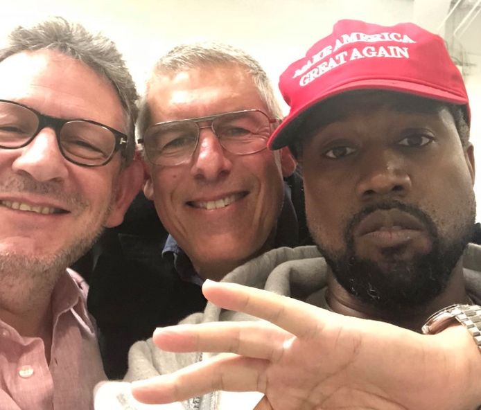 Kanye West met een 'Make America Great Again'-pet.