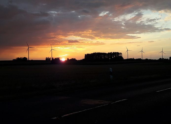 Duitse windmolens bij avondlicht.