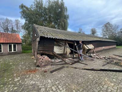 Bestelbus rijdt schuur in: veel schade, maar níet aan de oldtimer die binnen gestald stond