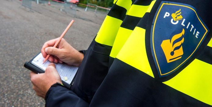 Een politieagent schrijft een boete uit.