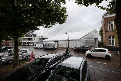 Hema Asten kan nog niet in nieuw pand, dan maar tijdlang ‘kamperen’ in tent bij ’t Koningsplein