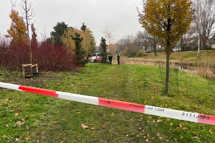 Er is zondagochtend een lichaam aangetroffen in het water aan de Covellijndijk in Roosendaal.
