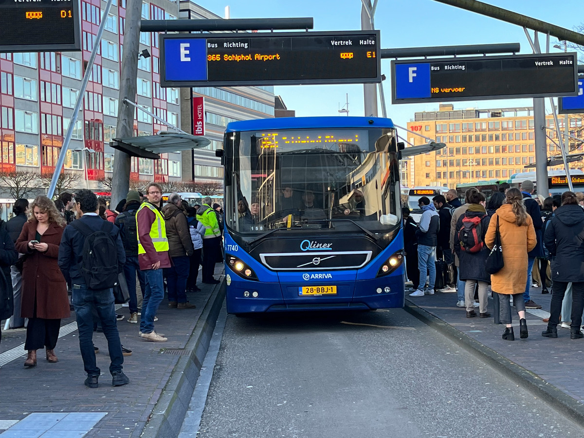 Treinverkeer Leiden Centraal platgelegd, reizigers proppen zich in bussen ‘Zo zielig voor de