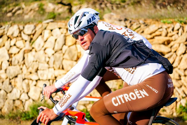 ‘Een prik die je maanden tevoren hebt gekregen, kun je moeilijk als excuus inroepen voor een mindere prestatie, zoals wielrenner Greg Van Avermaet deed.’ Beeld BELGA