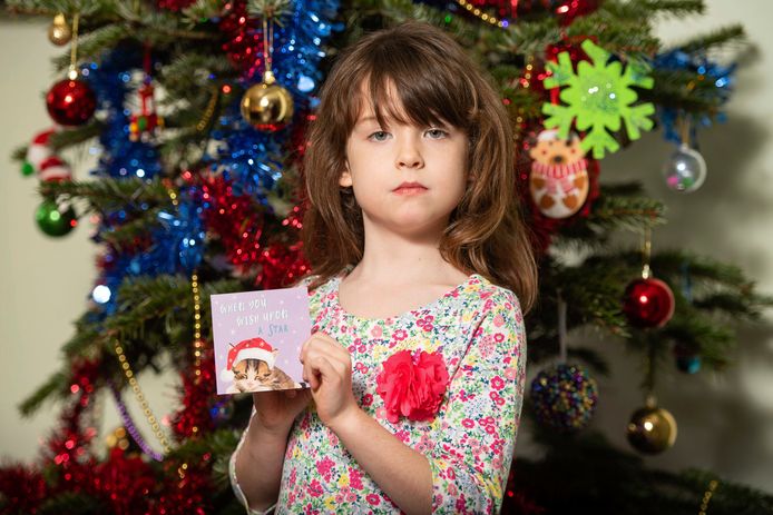 Florence Widdicombe (6) poseert met de kaart die ze samen met haar vader bij de Britse supermarktketen Tesco kocht.