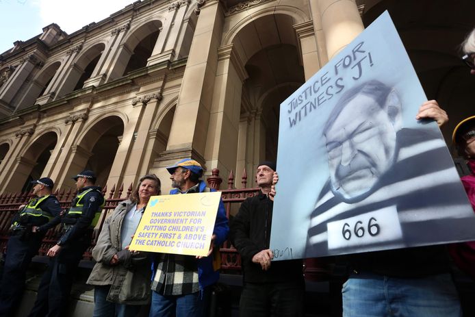 Demonstranten protesteren bij de rechtbank in Melbourne waar de veroordeelde pedofiele kardinaal George Pell wordt berecht.