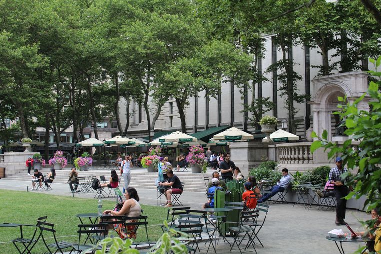 Het terras van Bryant Park is een populaire en gezellige zitplek in de Big Apple.  Beeld Karlijn van Houwelingen