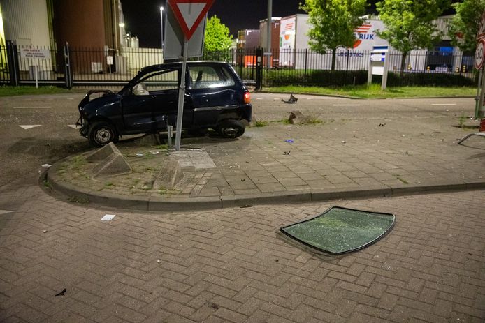 Bij de botsing op de Leemstraat in Roosendaal zijn twee inzittenden gewond geraakt. De bestuurder van de andere auto is meegenomen naar het politiebureau.