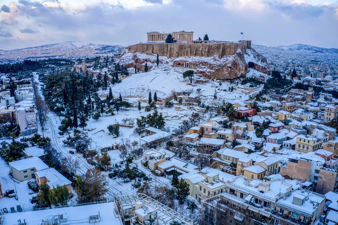 De stad Athene onder een dikke laag sneeuw.