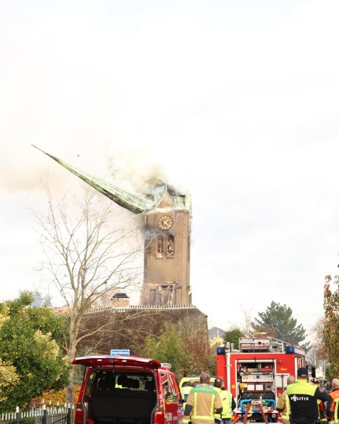 De kerktoren van Hoogmade stort in