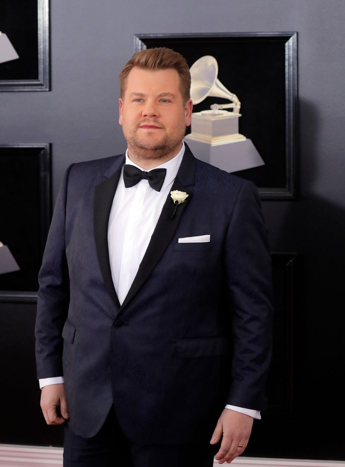 Ook presentator James Corden draagt een witte roos tijdens de Grammy's.