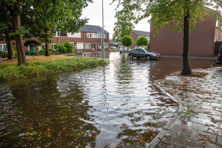 In het westen van Brabant maakte de droogte even plaat voor flinke regenbuien en windstoten, met ondergelopen straten tot gevolg. Beeld ANP