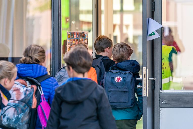 Via schoolkinderen komt het virus vaak de gezinnen binnen, menen experts in Nederland, Duitsland en zowat elke grote Amerikaanse stad. Waarom denken ze daar hier anders over? Beeld Photo News