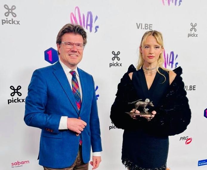 Sven Gatz overhandigt Angèle haar Bronzen Zinneke