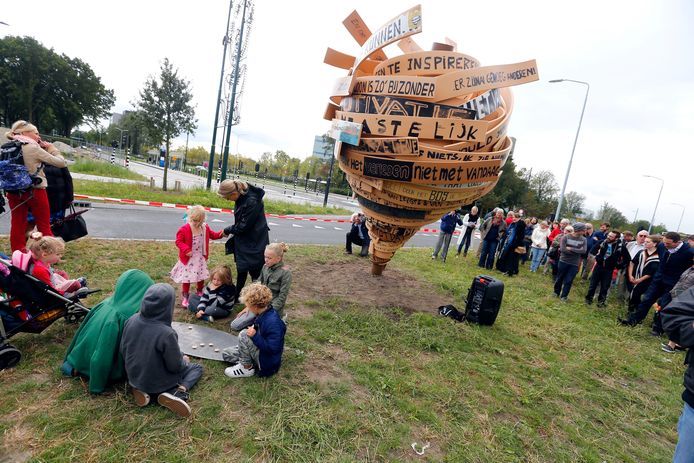 Een metershoge tol opgebouwd uit verschillende kronkelende planken met daarop de gedachten, dromen en levensmotto’s van bewoners.