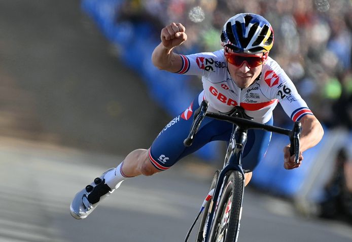 ANcien champion du monde junior et espoir, Tom Pidcock complète son palmarès avec un premier sacre chez les élites.