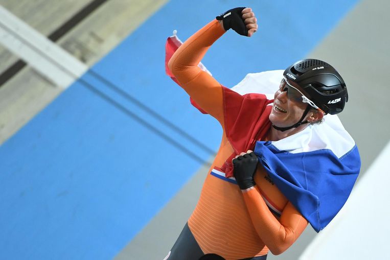 Kirsten Wild maakt een ereronde na haar derde gouden medaille op de WK baanwielrennen in Apeldoorn. Beeld afp
