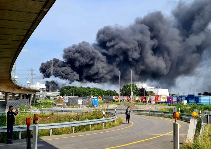 Se puede ver una gran nube de humo cerca del sitio de Bayer, una empresa química en Leverkusen, Alemania.