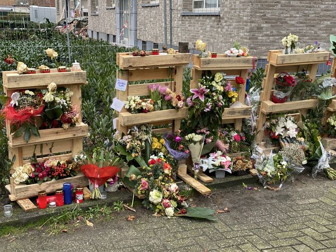 Op de plaats van de explosie werden veel bloemen achtergelaten