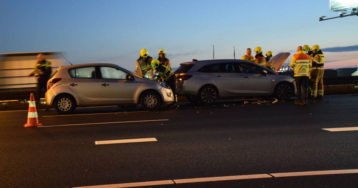 File op A35 bij Hengelo door ravage gekantelde vrachtwagen.