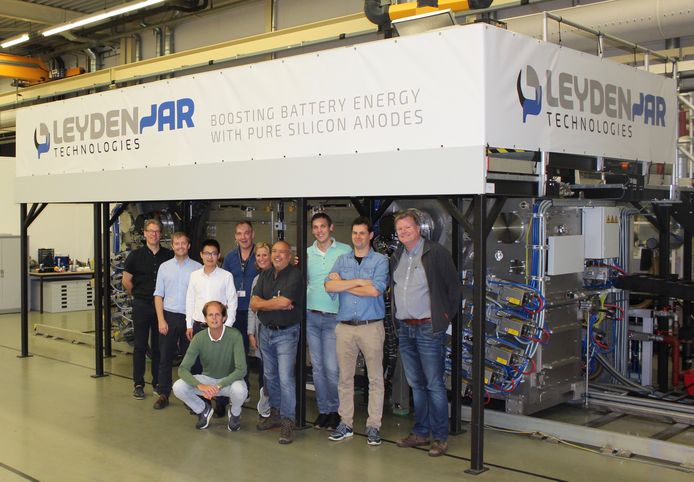 Het team van Leyden Jar bij een van de twee machines in het gebouw in Eindhoven.