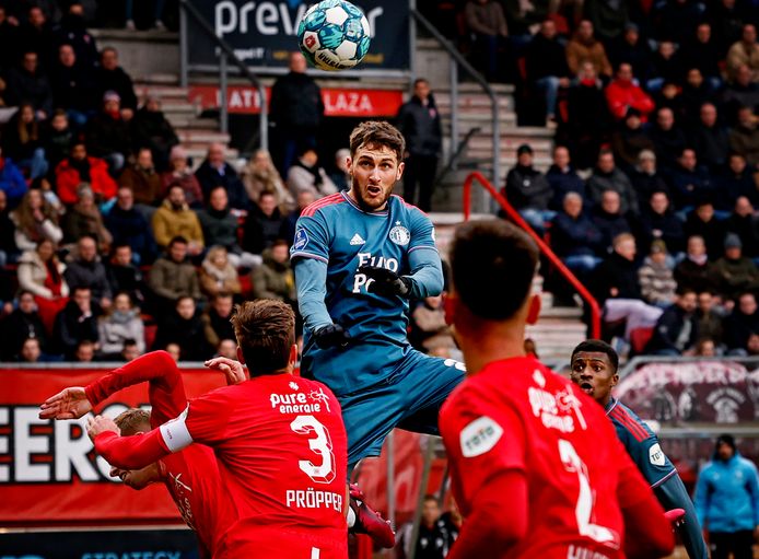 Santiago Gimenez komt hoog en kopt de 1-0 binnen
Foto ; Pim Ras