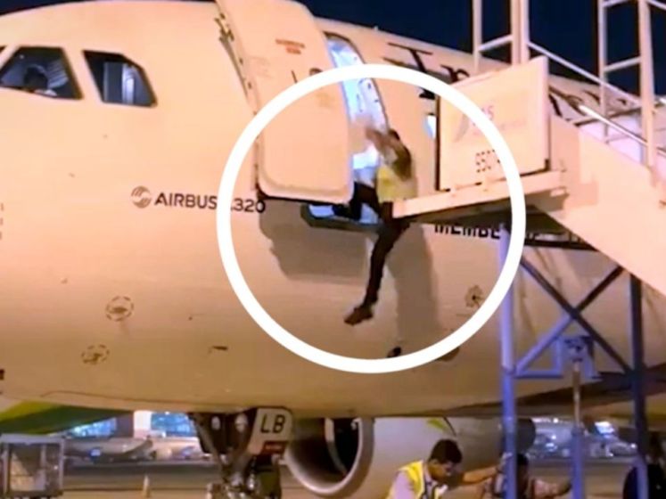 Un employé distrait chute lourdement d'un avion en Indonésie