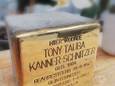 De struikelsteen voor Tony Tauba Kanner-Schnitzer als voorbeeld.