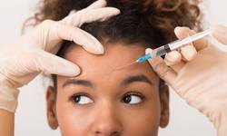 Chrissy Teigen gebruikt botox tegen migraine, een wondermiddel? “Het werkt, maar niet bij iedereen”, zegt neuroloog