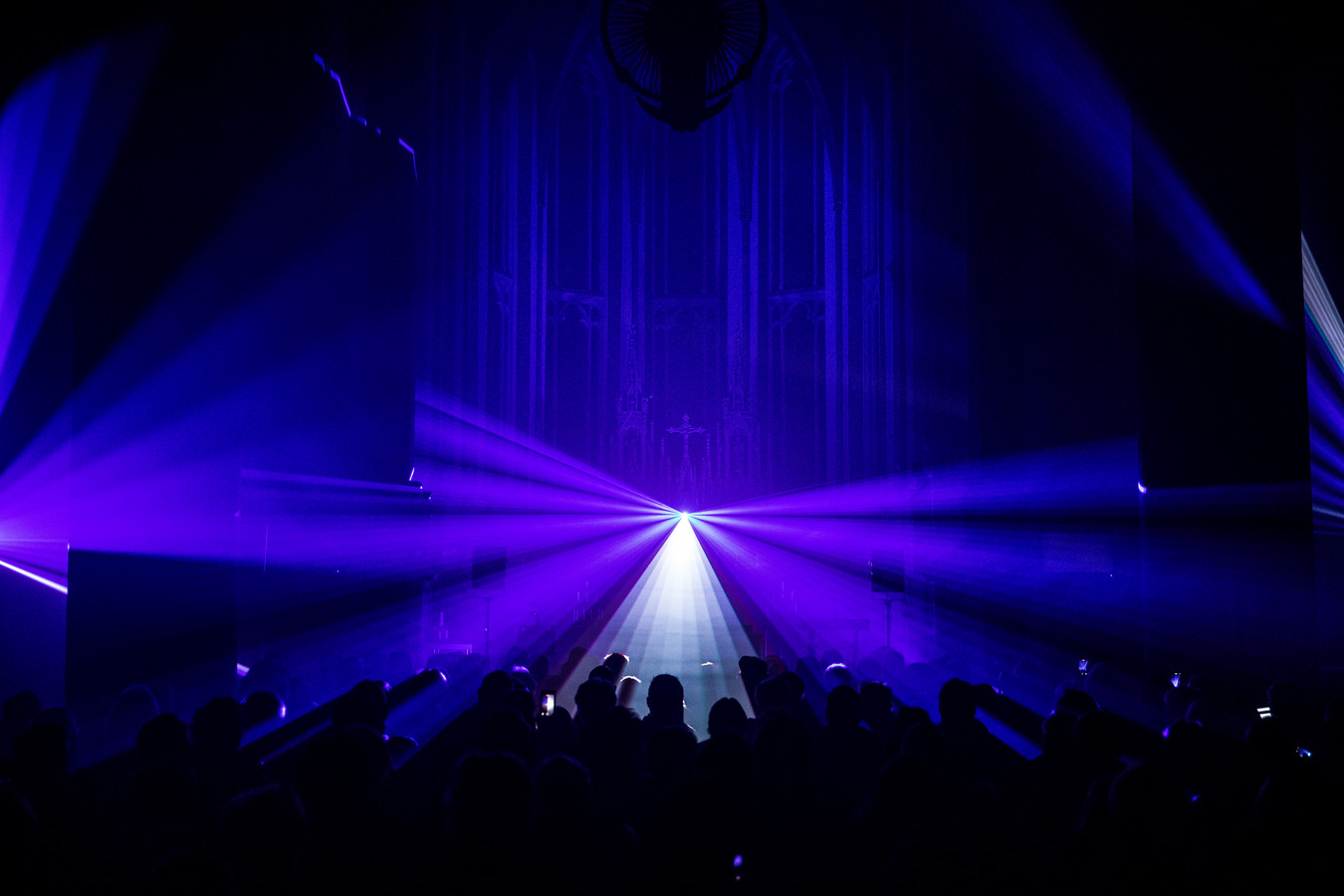 Deurne viert 1300jarig bestaan met indrukwekkende lasershow Foto ed.nl