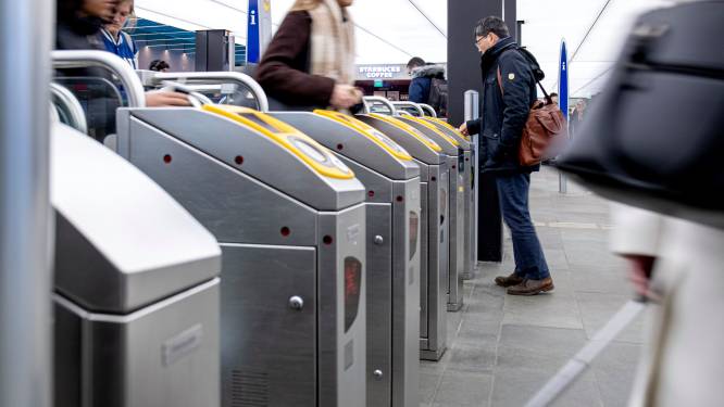 Geen ov-chipkaart meer nodig om door Eindhoven Centraal te wandelen: inchecken kan nu ook met bankpas