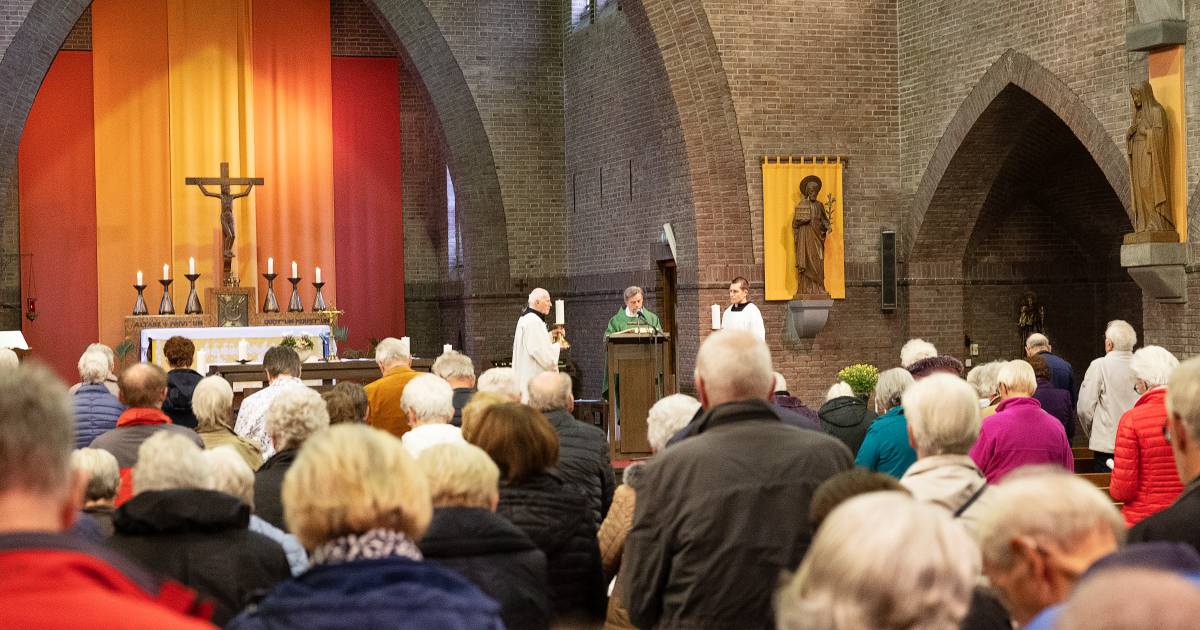 Weemoed én realisme bij kerksluiting in Budel-Schoot:'Geloof is meer dan een gebouw' - Eindhovens Da