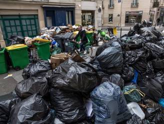 Gigantische berg afval zorgt voor verschrikkelijke geur in Parijs